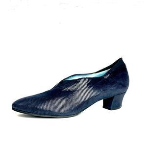 Thierry Rabotin Ronna Pumps Navy Blue Sahara Embossed Suede Low Heel 41 US 10,5